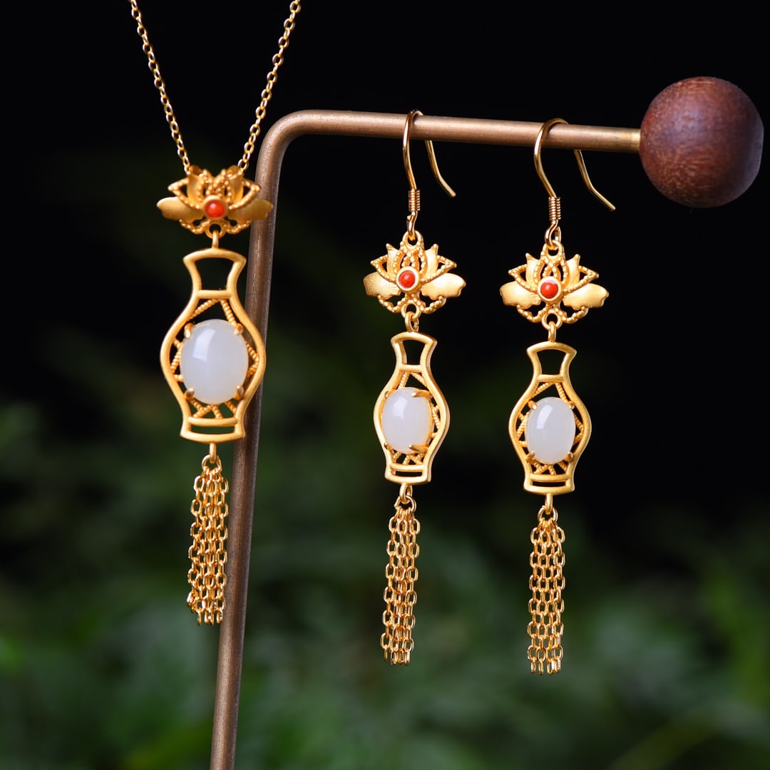 A Set of Fine Sterling Silver-Gold Plated Inlaid White Jade Jewelrys: A Set of Fine Sterling Silver-Gold Plated Inlaid White Jade Jewelrys,Size:(Pendant)0.3inx0.4in,(Earrings)0.2inx0.3in 一套纯银镀金镶白玉首