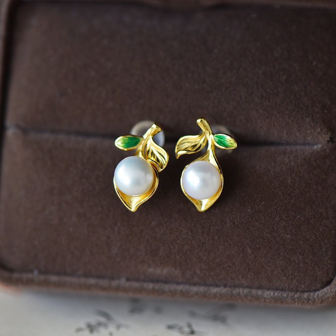 A Pair of Exquisite Sterling Silver-Gold Plated Inlaid Pearl Earrings: A Pair of Exquisite Sterling Silver-Gold Plated Inlaid Pearl Earrings,Size:0.2inx0.2in 一对纯银镀金镶珍珠耳环