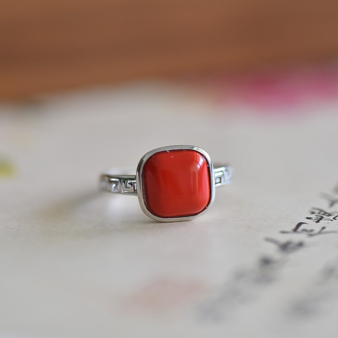 An Exquisite Sterling Silver Inlaid Cinnabar Ring: An Exquisite Sterling Silver Inlaid Cinnabar Ring,Size:0.4inx0.4in 纯银镶朱砂戒指