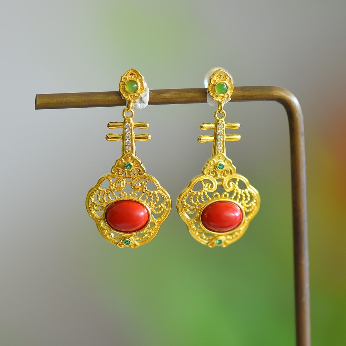 A Pair of Exquisite Sterling Silver-Gold Plated Inlaid Cinnabar Earrings,Inlaid Diamond: A Pair of Exquisite Sterling Silver-Gold Plated Inlaid Cinnabar Earrings,Inlaid Diamond,Size:0.2inx0.3in 寓意:风调雨顺,友谊长存 一