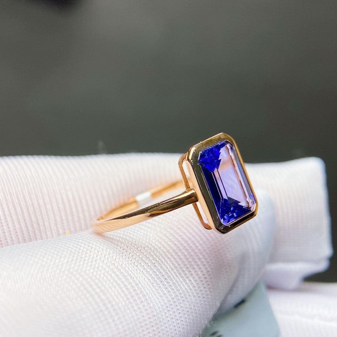 2.1Ctw Natural Sapphire Ring: 2.1Ctw Natural Sapphire Ring,Size:0.4inx0.3in 2.1Ctw天然蓝宝石戒指