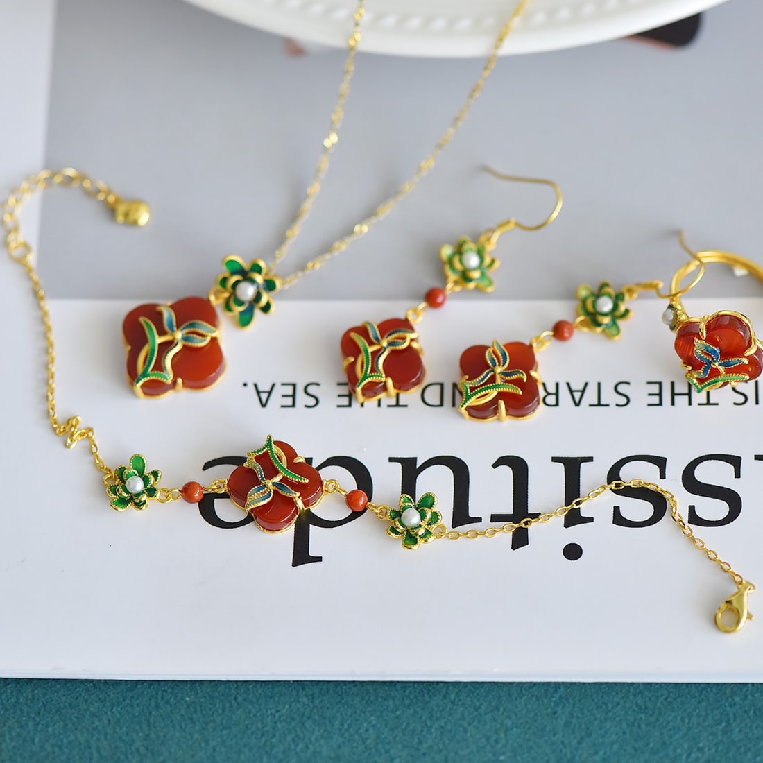 A Set of Fine Sterling Silver-Gold Plated Inlaid Agate Jewelrys,Inlaid Pearls: A Set of Fine Sterling Silver-Gold Plated Inlaid Agate Jewelrys,Inlaid Pearls 一套纯银镀金镶玛瑙首饰,嵌珍珠