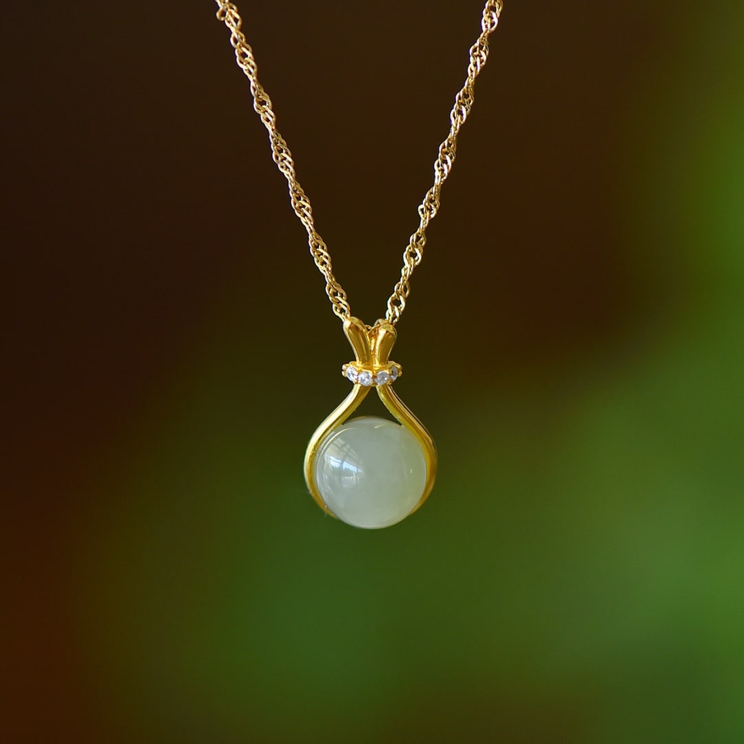 An Exquisite Sterling Silver-Gold Plated Inlaid Greenish Jade Necklace,Inlaid Diamond: An Exquisite Sterling Silver-Gold Plated Inlaid Greenish Jade Necklace,Inlaid Diamond,Size:0.3inx0.3in 