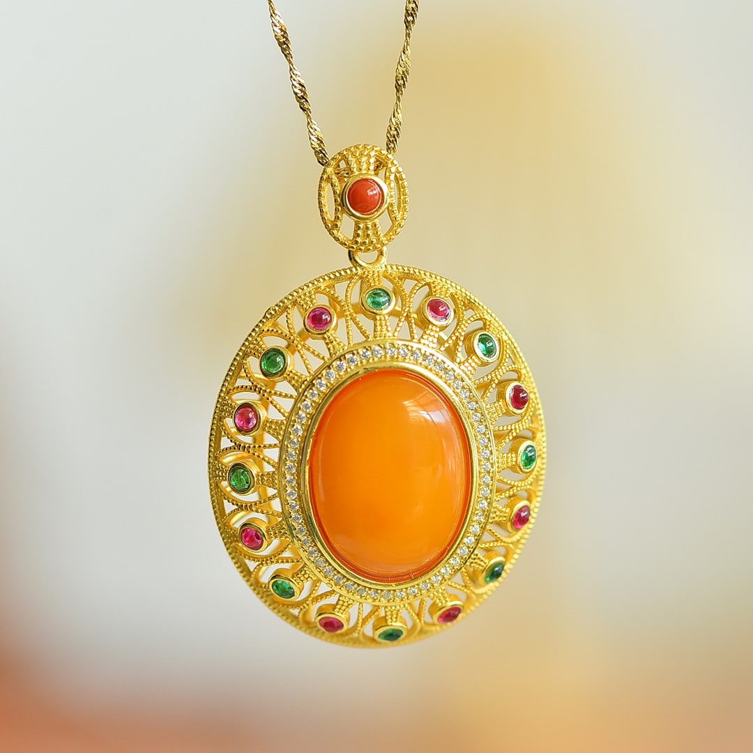 An Exquisite Sterling Silver-Gold Plated Inlaid Beeswax Pendant,Inlaid Diamond: An Exquisite Sterling Silver-Gold Plated Inlaid Beeswax Pendant,Inlaid Diamond,Size:0.6inx0.8in 纯银镀金镶蜜蜡吊坠,嵌钻石