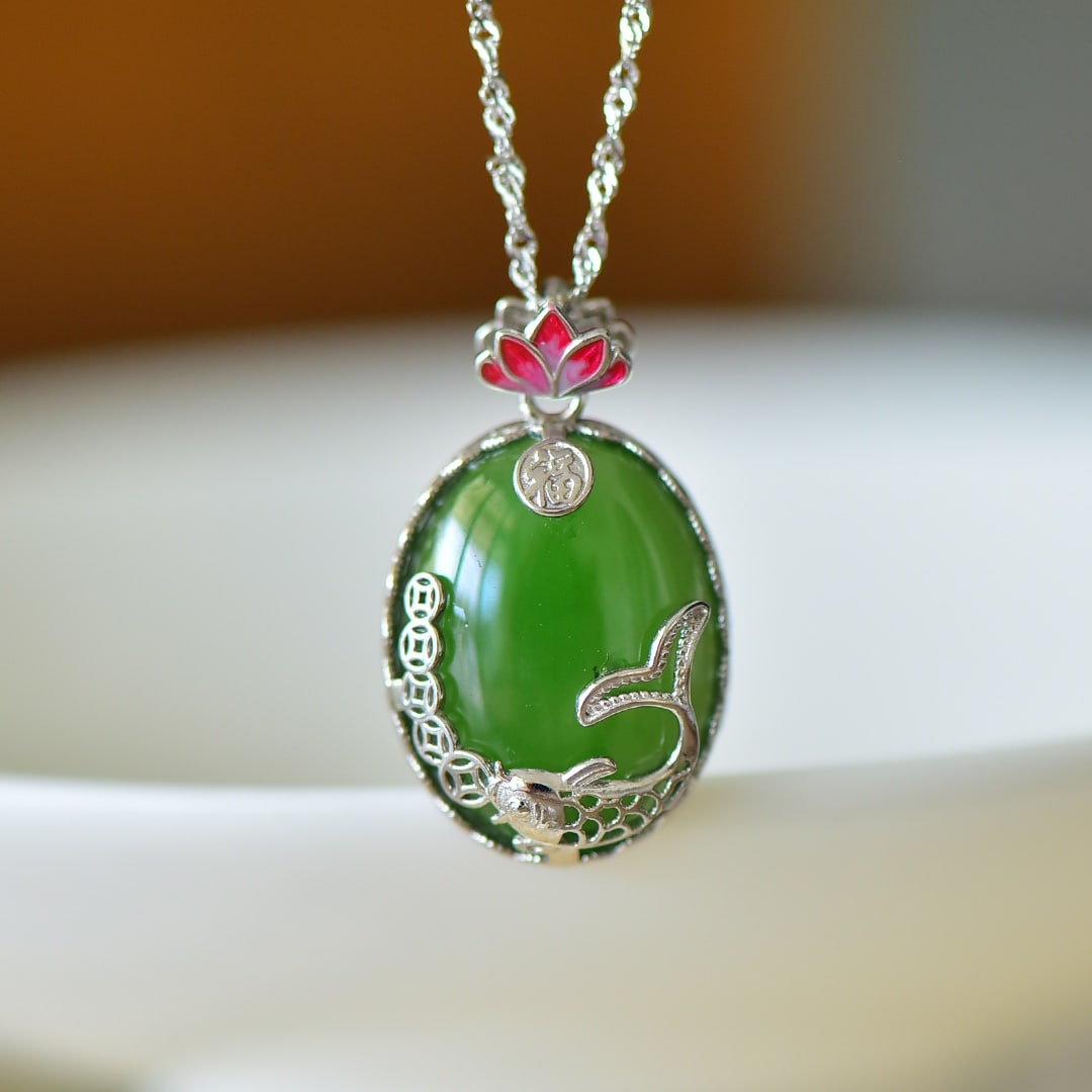 An Exquisite Sterling Silver Inlaid Jasper Enamel Pendant,Inlaid Diamond: An Exquisite Sterling Silver Inlaid Jasper Enamel Pendant,Inlaid Diamond,Size:0.6inx0.8in 纯银镶碧玉珐琅项链,嵌钻石