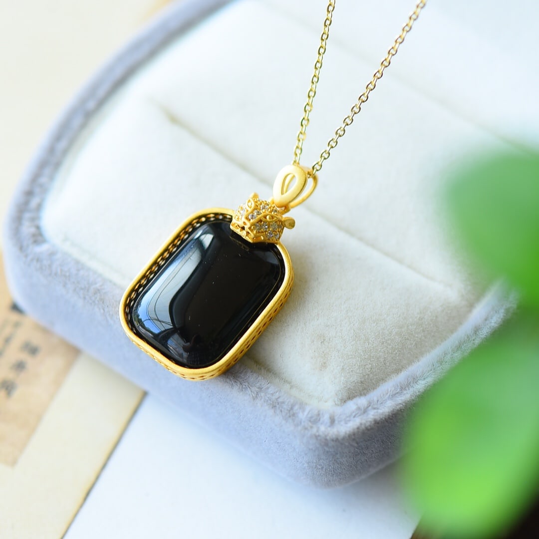 A Exquisite Sterling Silver-Gold Plated Inlaid Black Jade Necklace,Inlaid Diamond: A Exquisite Sterling Silver-Gold Plated Inlaid Black Jade Necklace,Inlaid Diamond,Size:0.7inx1.2in 纯银镀金镶墨玉项链,嵌钻石