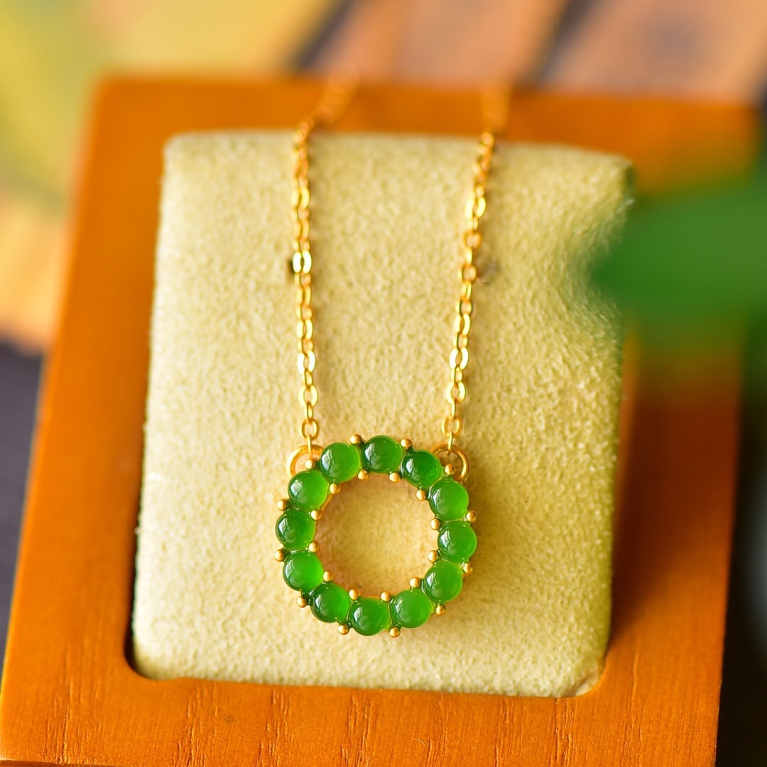 A Pair of Exquisite Sterling Silver-Gold Plated Inlaid Jasper Necklace: A Pair of Exquisite Sterling Silver-Gold Plated Inlaid Jasper Necklace,Size:0.6inx0.6in 纯银镀金镶碧玉项链