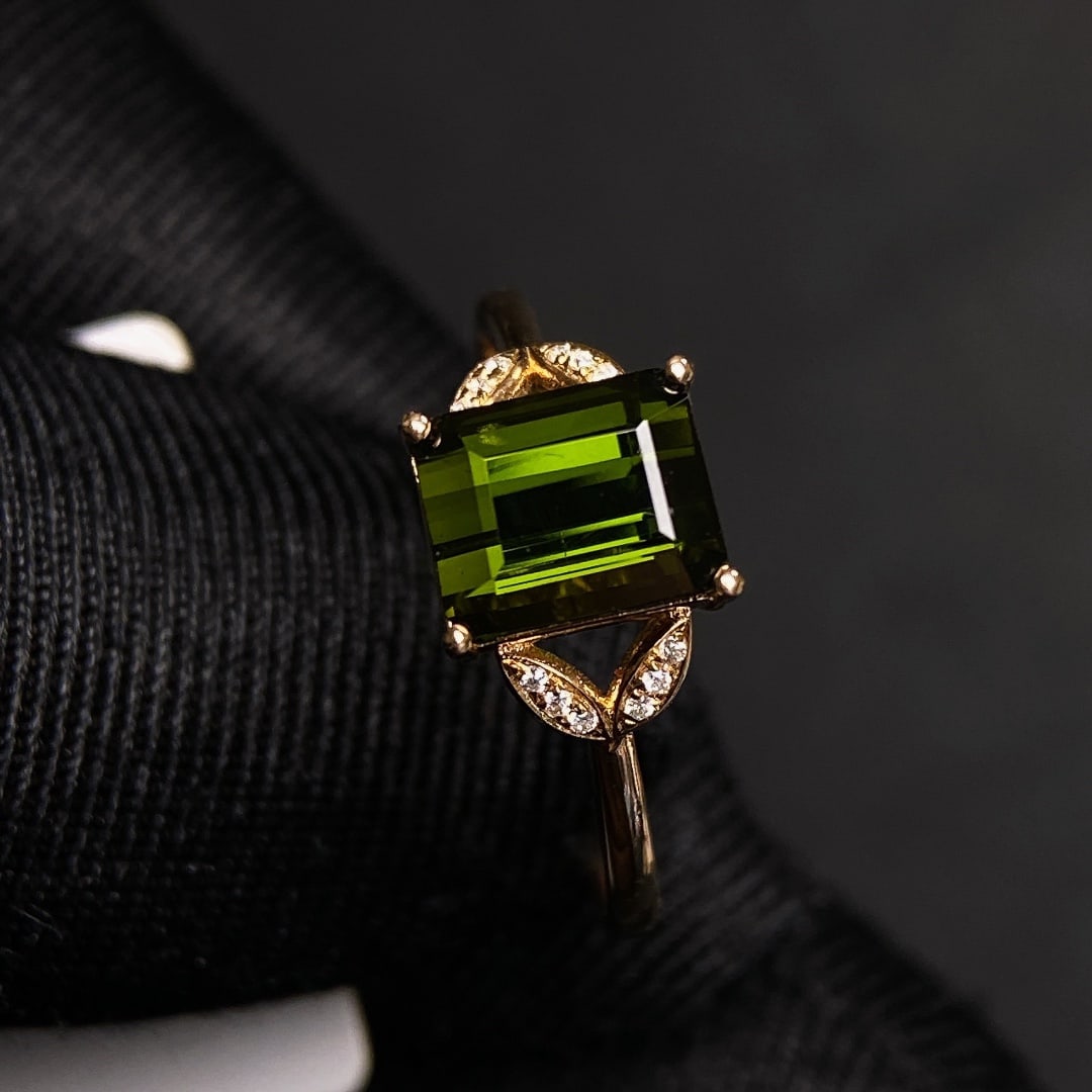 2.87Ctw Natural Tourmaline Ring: 2.87Ctw Natural Tourmaline Ring,Size:0.3inx0.2in 2.87Ctw天然碧玺戒指