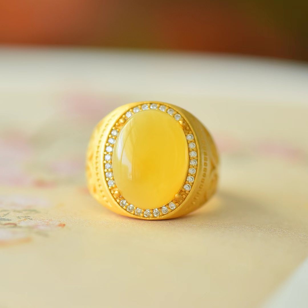 An Exquisite Sterling Silver-Gold Plated Inlaid Amber Ring,Inlaid Diamond: An Exquisite Sterling Silver-Gold Plated Inlaid Amber Ring,Inlaid Diamond,Size:0.5inx0.6in 纯银镀金镶琥珀戒指,嵌钻石