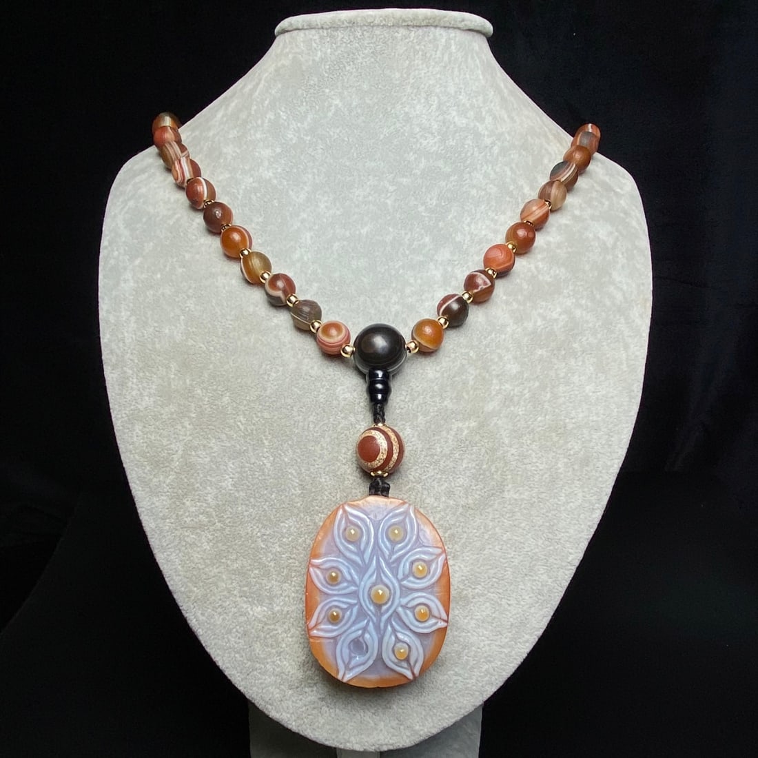 A Precious Agate Necklace - 9