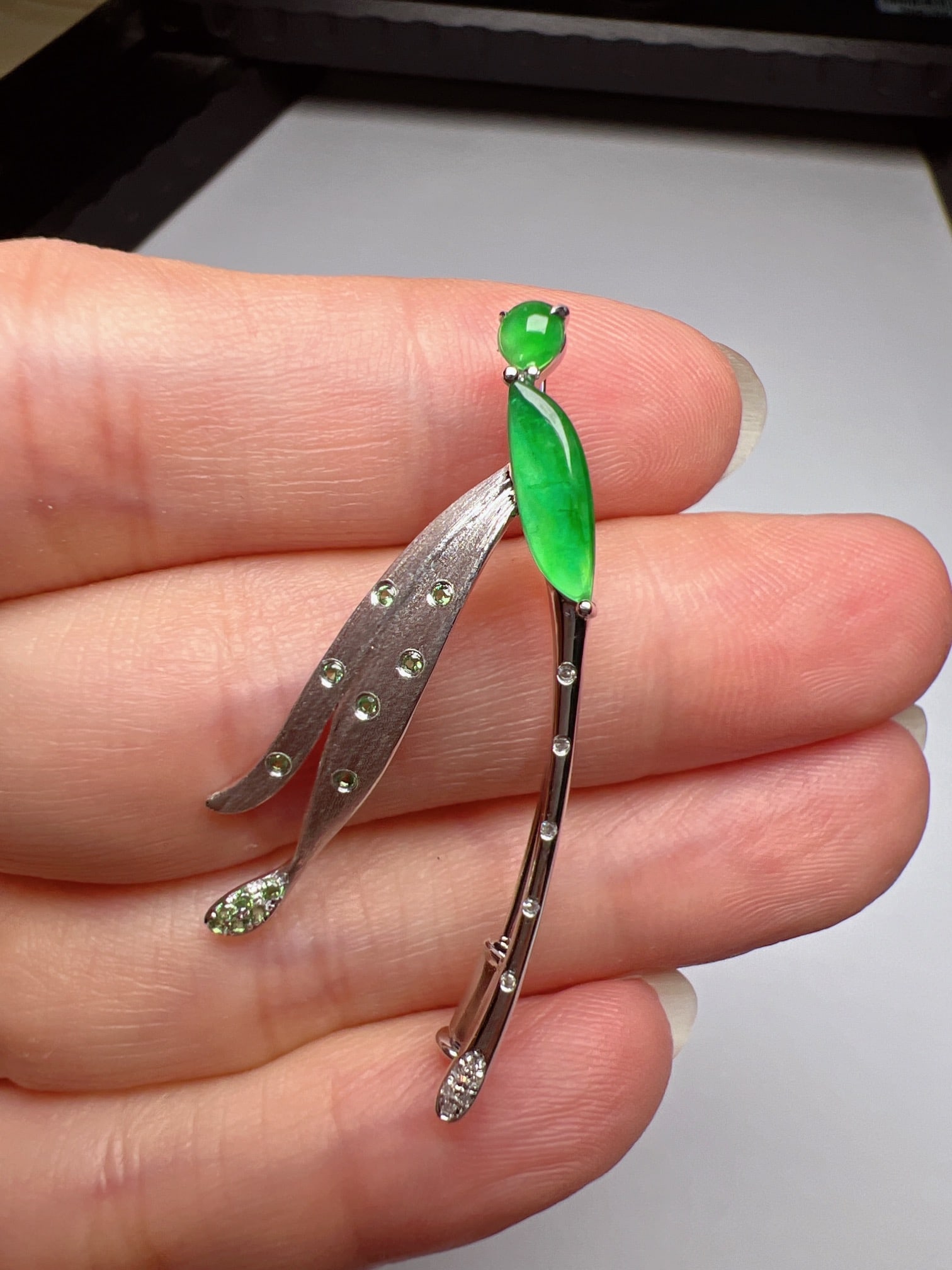 An Exquisite 18k Gold Diamond Inlaid Jadeite Pendant& Brooch Dual-Purpose: An Exquisite 18k Gold Diamond Inlaid Jadeite Pendant& Brooch Dual-Purpose,Size(Loose Stone):0.1in/0.5inx0.1in 18k金钻镶嵌翡翠吊坠&胸针ߐ