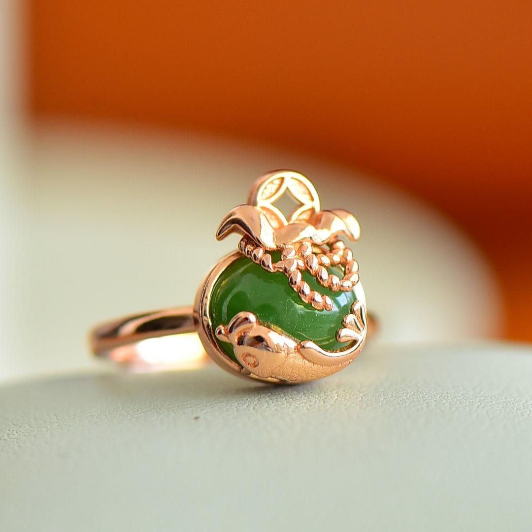 An Exquisite Sterling Silver-Gold Plated Inlaid Jasper Ring: An Exquisite Sterling Silver-Gold Plated Inlaid Jasper Ring,Size:0.3inx0.4in 纯银镀金镶碧玉戒指