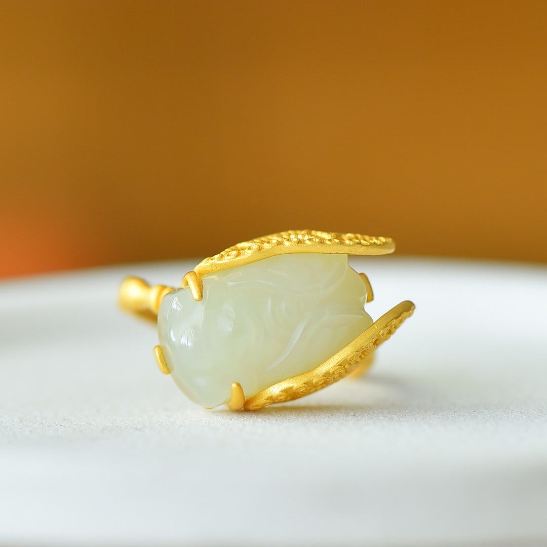 An Exquisite Sterling Silver Inlaid Jasper Cicada Pattern Ring: An Exquisite Sterling Silver Inlaid Jasper Cicada Pattern Ring,Size:0.4inx0.6in 纯银镶碧玉蝉纹戒指