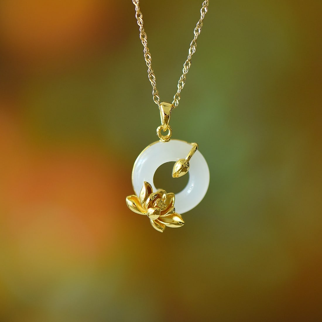 An Exquisite Sterling Silver Inlaid White Jade Flower Pattern Necklace: An Exquisite Sterling Silver Inlaid White Jade Flower Pattern Necklace,Size:0.6inx0.6in 纯银镶白玉花卉纹项链