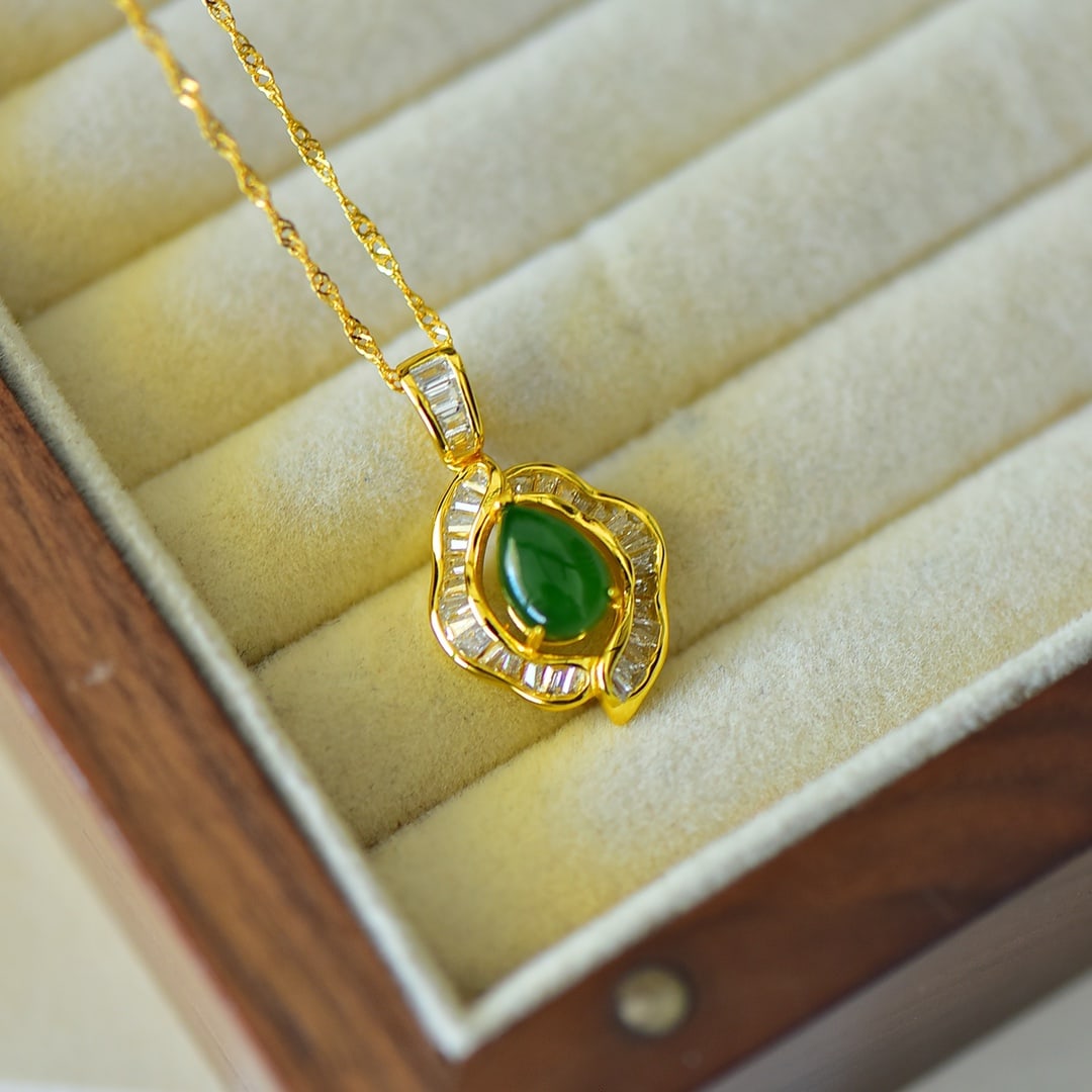 An Exquisite Sterling Silver-Gold Plated Inlaid Jasper Necklace,Inlaid Diamond: An Exquisite Sterling Silver-Gold Plated Inlaid Jasper Necklace,Inlaid Diamond,Size:0.2inx0.4in 纯银镀金镶碧玉项链,嵌钻石