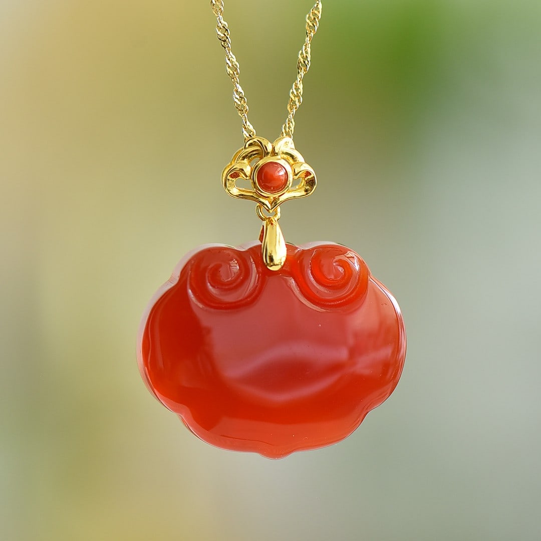 An Exquisite Sterling Silver-Gold Plated Inlaid Agate Pendant: An Exquisite Sterling Silver-Gold Plated Inlaid Agate Pendant,Size:0.9inx1.1in 纯银镀金镶玛瑙吊坠