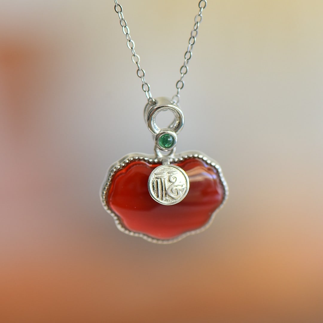 An Exquisite Sterling Silver Inlaid Agate Pendant: An Exquisite Sterling Silver Inlaid Agate Pendant,Size:0.5inx0.7in 纯银镶玛瑙吊坠