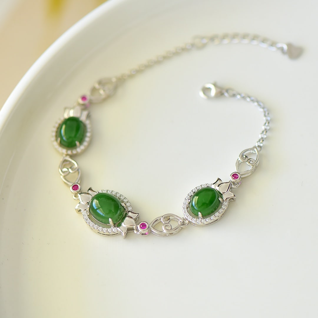 An Exquisite Sterling Silver Inlaid Jasper Bracelet,Inlaid Diamond: An Exquisite Sterling Silver Inlaid Jasper Bracelet,Inlaid Diamond,Size:0.3inx0.4in 纯银镶碧玉手链,嵌钻石