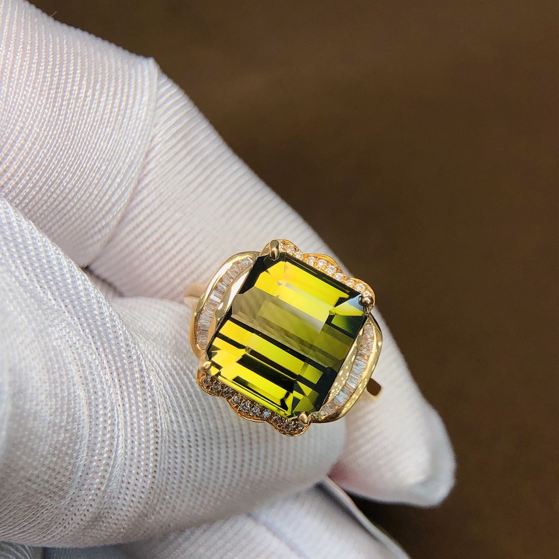 10.5Ctw Natural Tourmaline Ring: 10.5Ctw Natural Tourmaline Ring,Size:0.5inx0.4in 10.5Ctw天然碧玺戒指