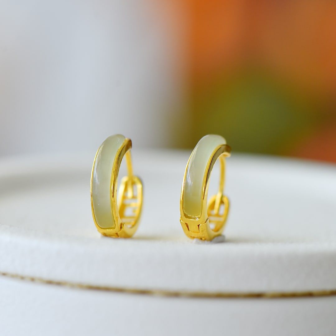 A Pair of Exquisite Sterling Silver-Gold Plated Inlaid Sapphire Earrings: A Pair of Exquisite Sterling Silver-Gold Plated Inlaid Sapphire Earrings,Size:0.1inx0.6in 一对纯银镀金镶青玉耳环