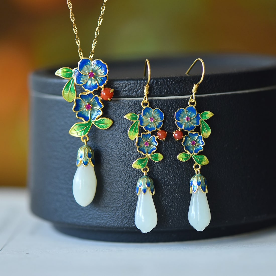 A Set of Fine Sterling Silver-Gold Plated Inlaid White Jade Jewelrys,Inlaid Agate: A Set of Fine Sterling Silver-Gold Plated Inlaid White Jade Jewelrys,Inlaid Agate 一套纯银镀金镶白玉首饰,嵌玛瑙