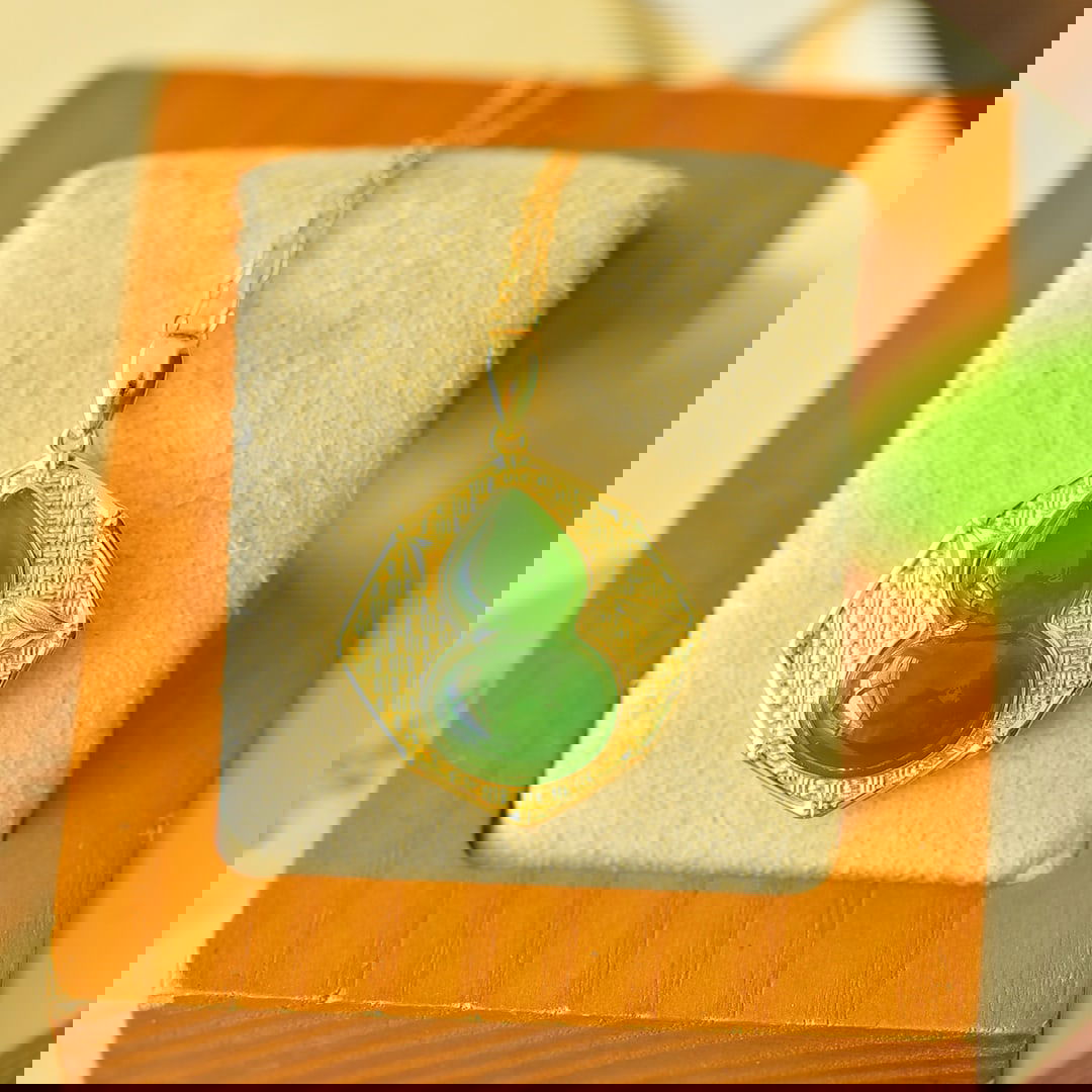 An Exquisite Sterling Silver-Gold Plated Inlaid Jasper Necklace: An Exquisite Sterling Silver-Gold Plated Inlaid Jasper Necklace,Size:0.9inx1.1in 纯银镀金镶碧玉项链