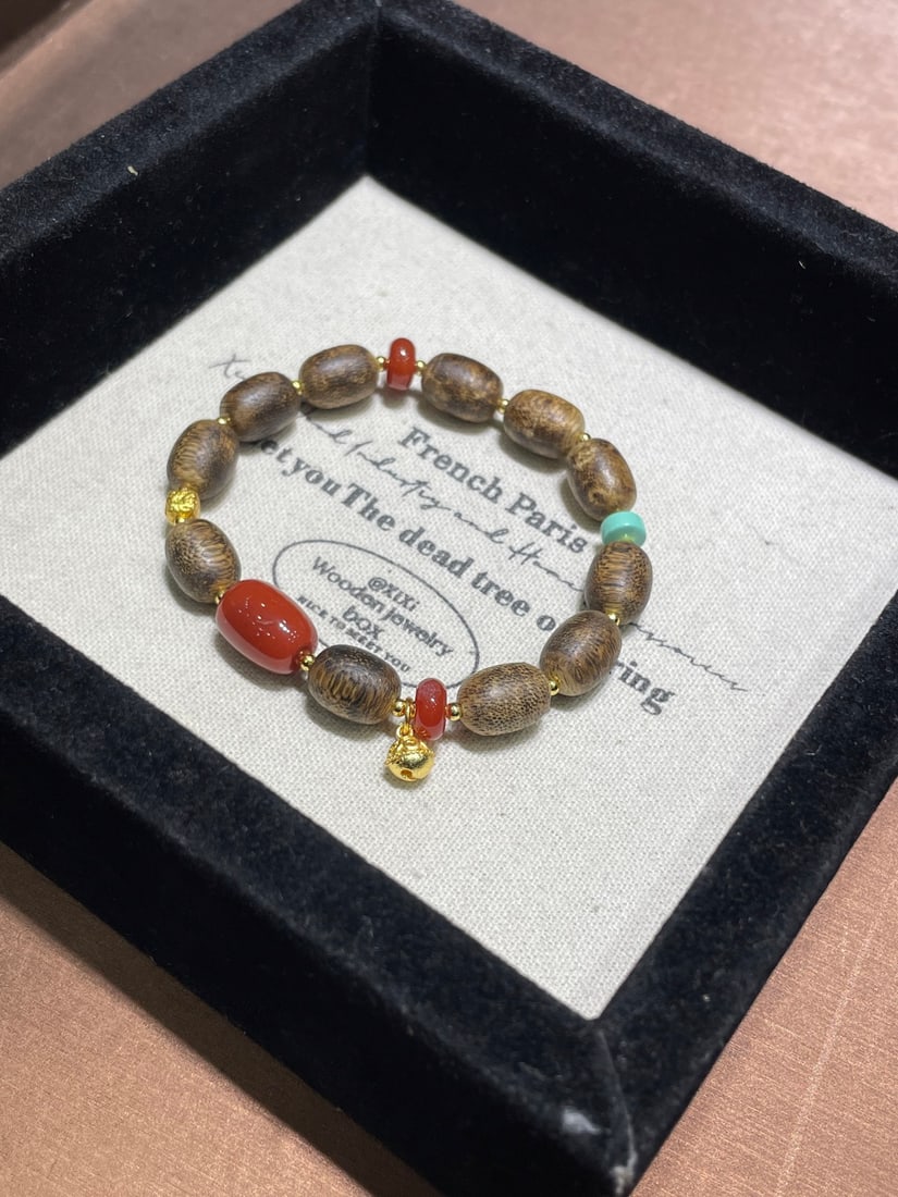 An Exquisite Agarwood With Agate Bracelet: An Exquisite Agarwood With Agate Bracelet,Size:0.4inx0.5in 沉香配玛瑙手串