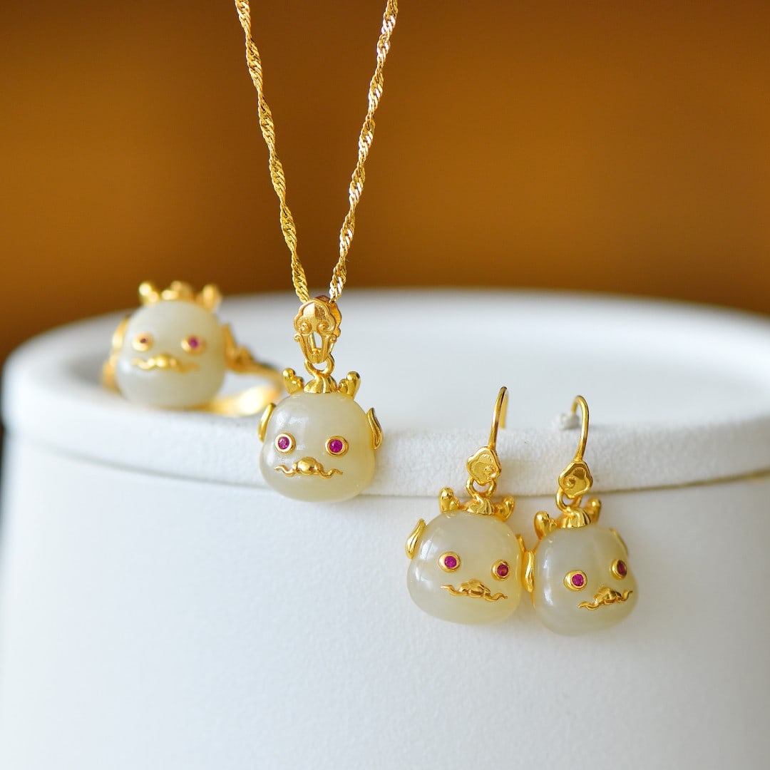 A Set of Fine Sterling Silver-Gold Plated Inlaid White Jade Jewelrys: A Set of Fine Sterling Silver-Gold Plated Inlaid White Jade Jewelrys 一套纯银镀金镶白玉首饰