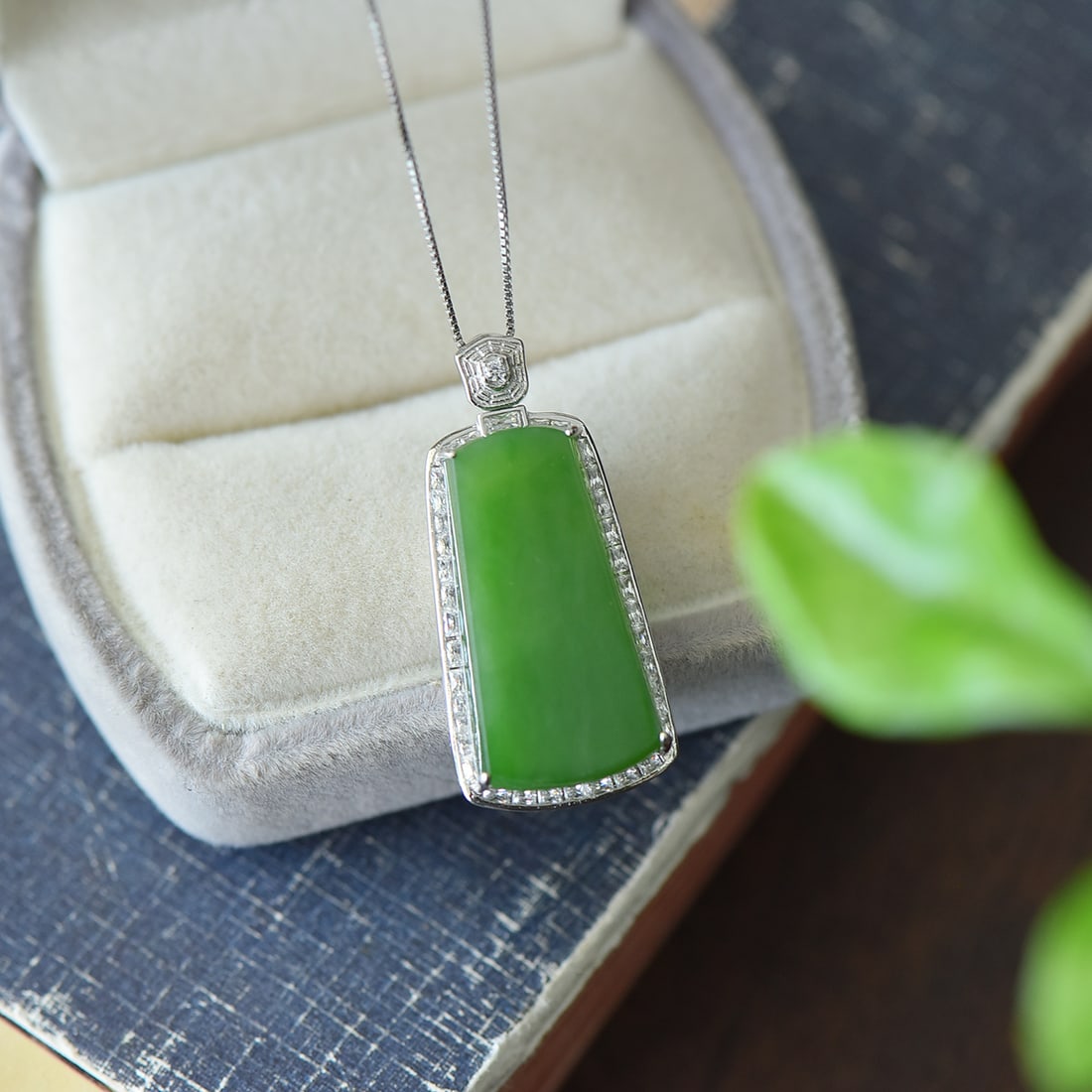 An Exquisite Sterling Silver Inlaid Jasper Necklace,Inlaid Diamond: An Exquisite Sterling Silver Inlaid Jasper Necklace,Inlaid Diamond,Size:0.6inx1.4in 纯银镶碧玉项链,嵌钻石