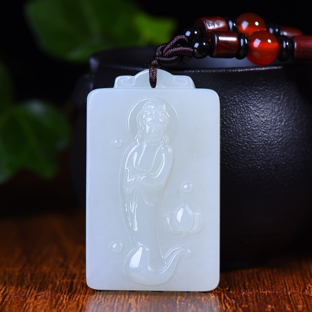 An Exquisite White Jade Sakyamuni Pattern Pendant: An Exquisite White Jade Sakyamuni Pattern Pendant,Size:1.2inx2in (寓意)吉祥 保佑一切顺利 