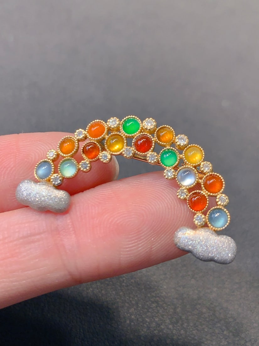 An Exquisite 18k Gold Diamond Inlaid Jadeite Brooch: An Exquisite 18k Gold Diamond Inlaid Jadeite Brooch,Size(Loose Stone):0.1in 18k金钻镶嵌翡翠胸针