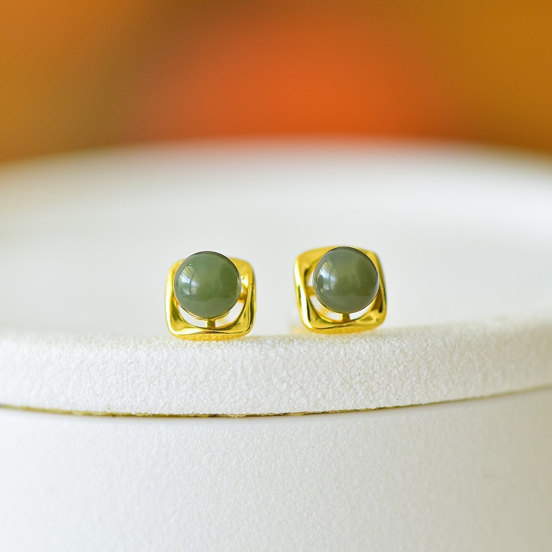 A Pair of Exquisite Sterling Silver-Gold Plated Inlaid Sapphire Earrings: A Pair of Exquisite Sterling Silver-Gold Plated Inlaid Sapphire Earrings,Size:0.2inx0.2in 一对纯银镀金镶青玉耳钉