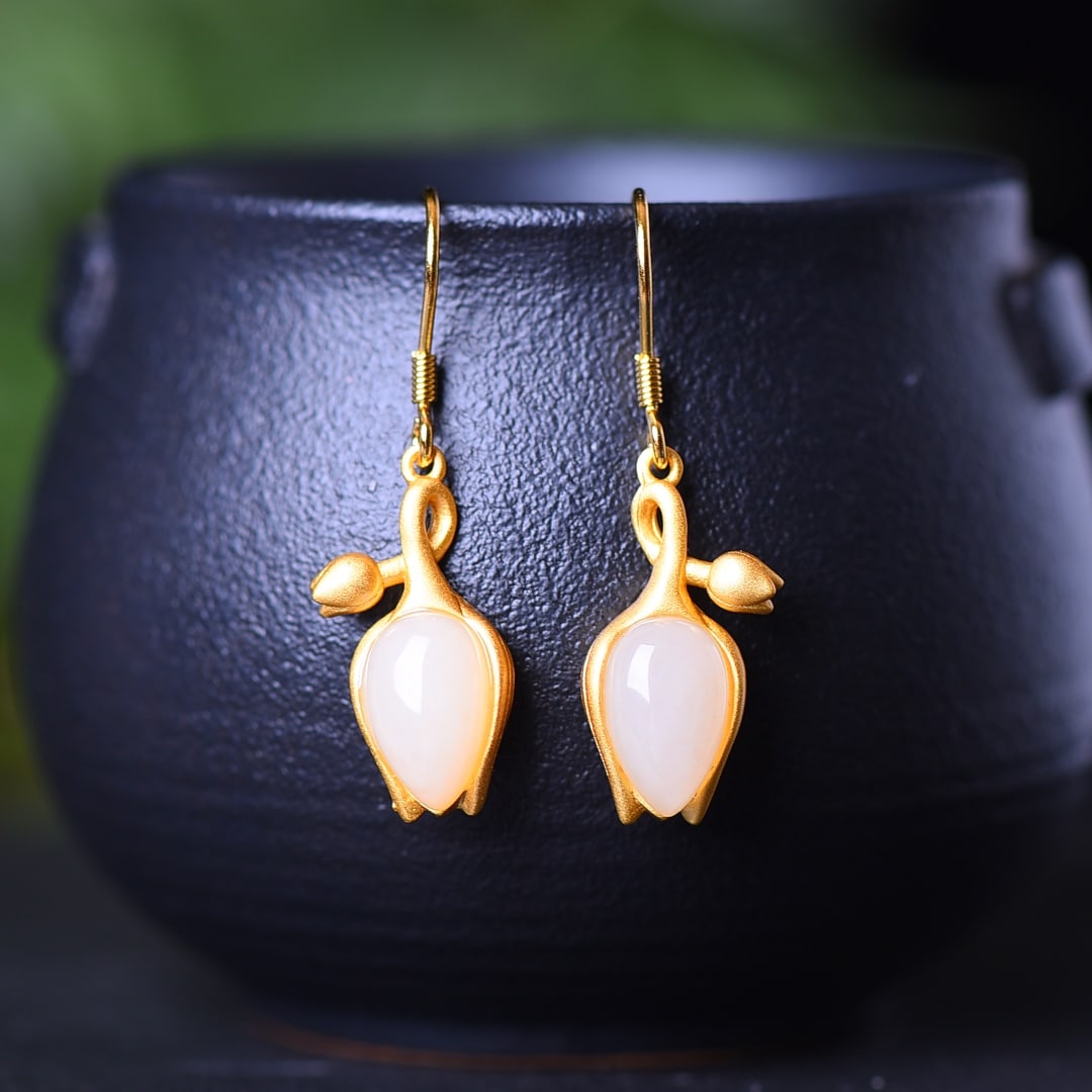 A Pair of Exquisite Sterling Silver-Gold Plated Inlaid White Jade Earrings,Inlaid Agate: A Pair of Exquisite Sterling Silver-Gold Plated Inlaid White Jade Earrings,Inlaid Agate,Size:0.3inx0.4in 