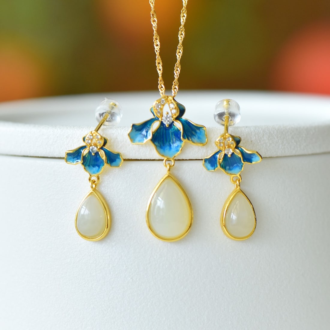 A Set of Fine Sterling Silver-Gold Plated Inlaid White Jade Jewelrys: A Set of Fine Sterling Silver-Gold Plated Inlaid White Jade Jewelrys 一套纯银镀金镶白玉首饰