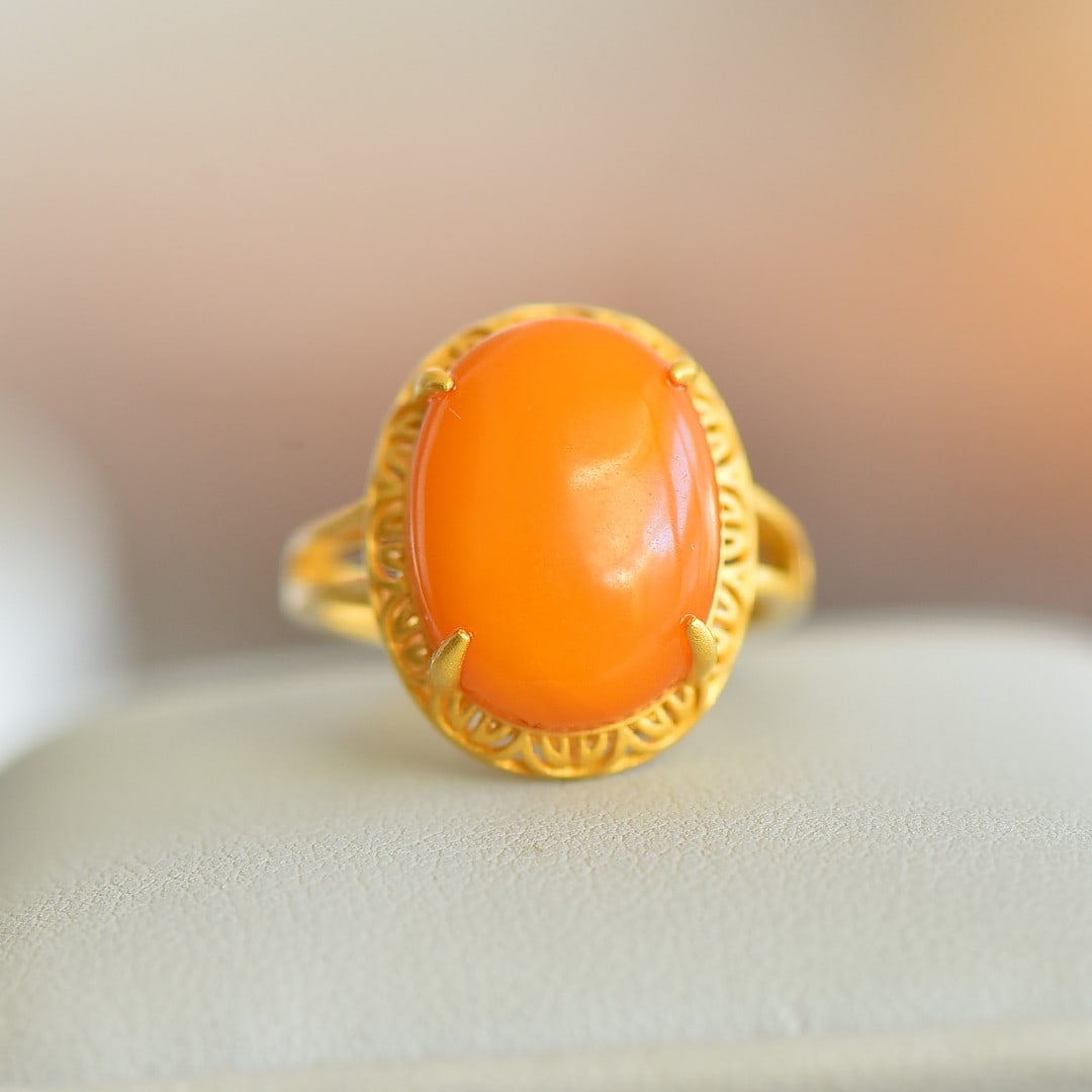 An Exquisite Sterling Silver-Gold Plated Inlaid Beeswax Ring: An Exquisite Sterling Silver-Gold Plated Inlaid Beeswax Ring,Size:0.5inx0.6in 纯银镀金镶蜜蜡戒指