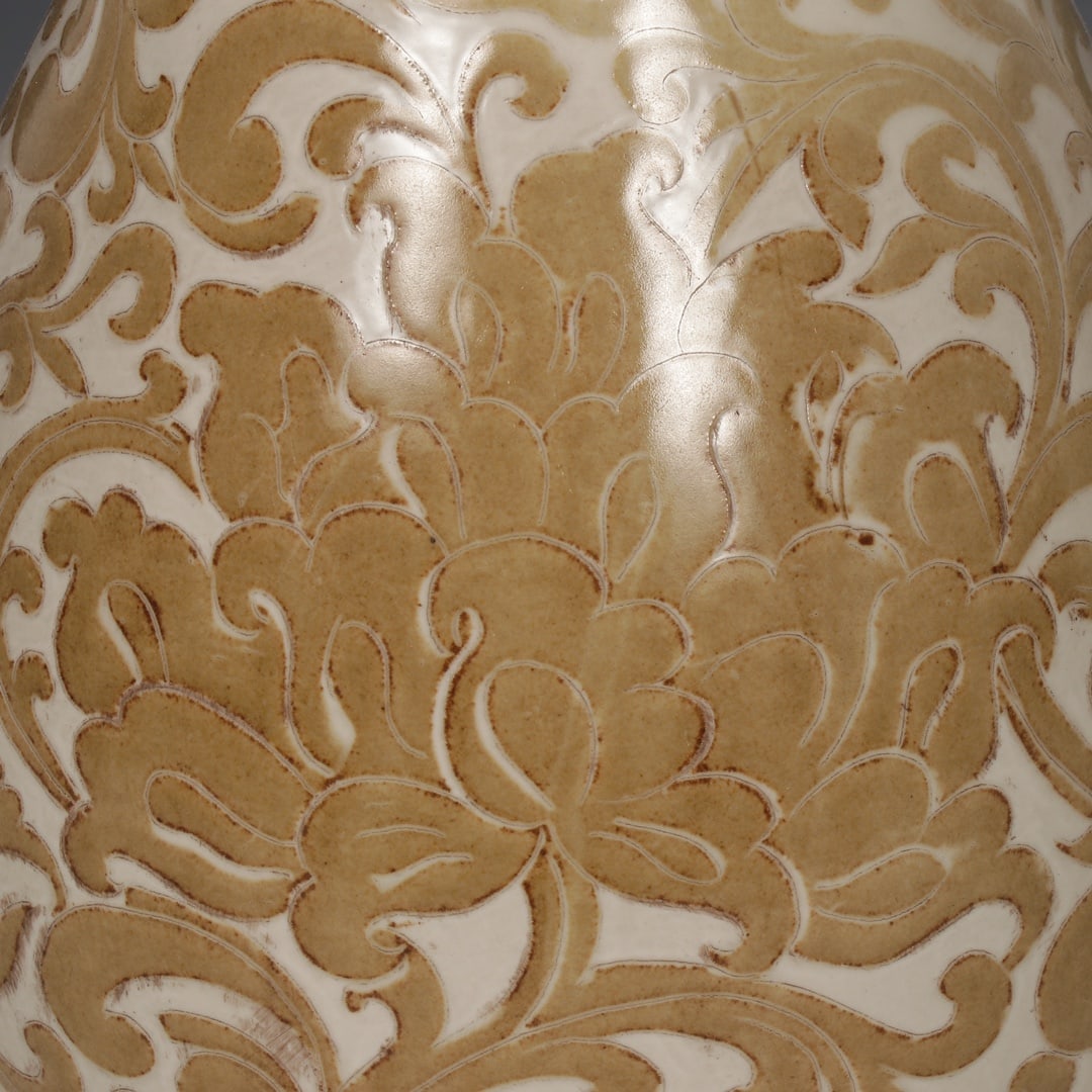 An Exquisite Ding yao Lotus Pattern Vase - 3
