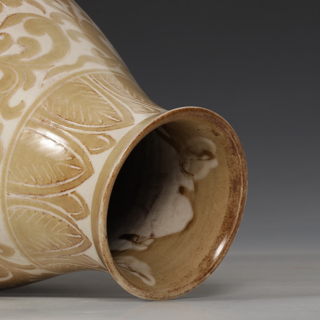 An Exquisite Ding yao Lotus Pattern Vase - 8