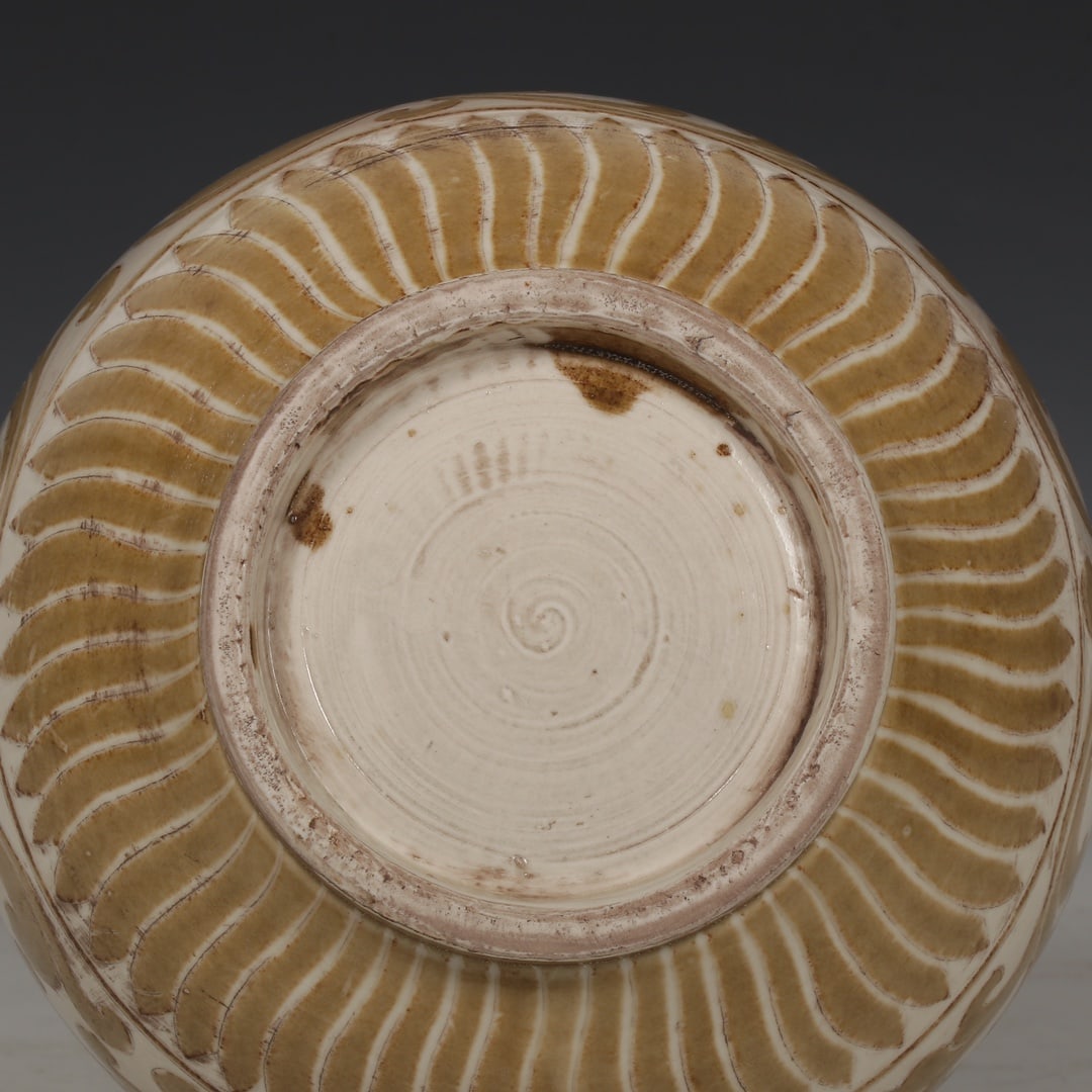 An Exquisite Ding yao Lotus Pattern Vase - 9