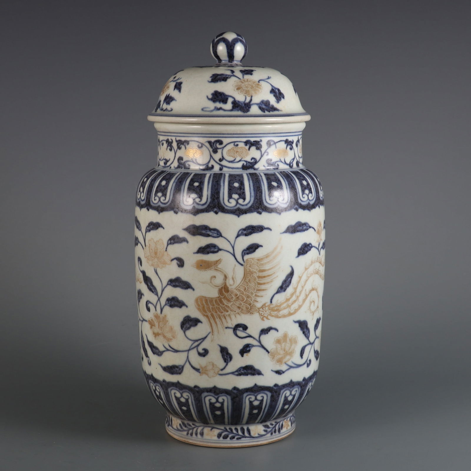 An Exquisite Blue and White Iron-Red Painted Gold Phoenix Pattern Flower Pattern Jar: An Exquisite Blue and White Iron-Red Painted Gold Phoenix Pattern Flower Pattern Jar Ming Dynasty, China Xuande Six-character Mark Size:13.3inx5.9in青花矾红描金