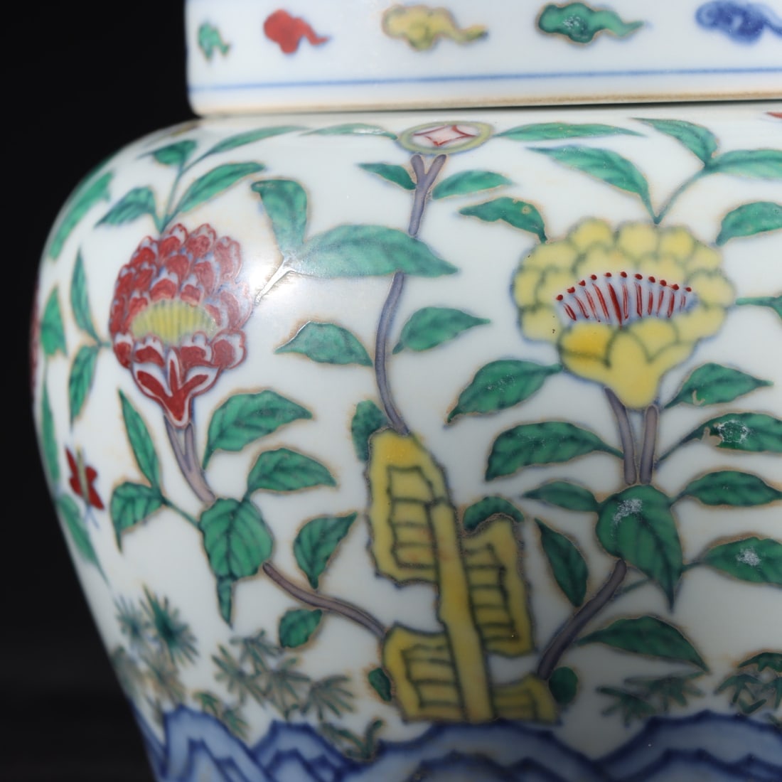 A Rare Doucai Flower Pattern Jar - 7