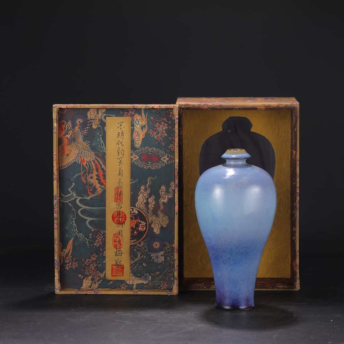 An Exquisite Jun yao Vase: An Exquisite Jun yao Vase Song Dynasty, China Size:11.8inx5.7in钧窑葡萄紫釉宫廷御用大梅瓶