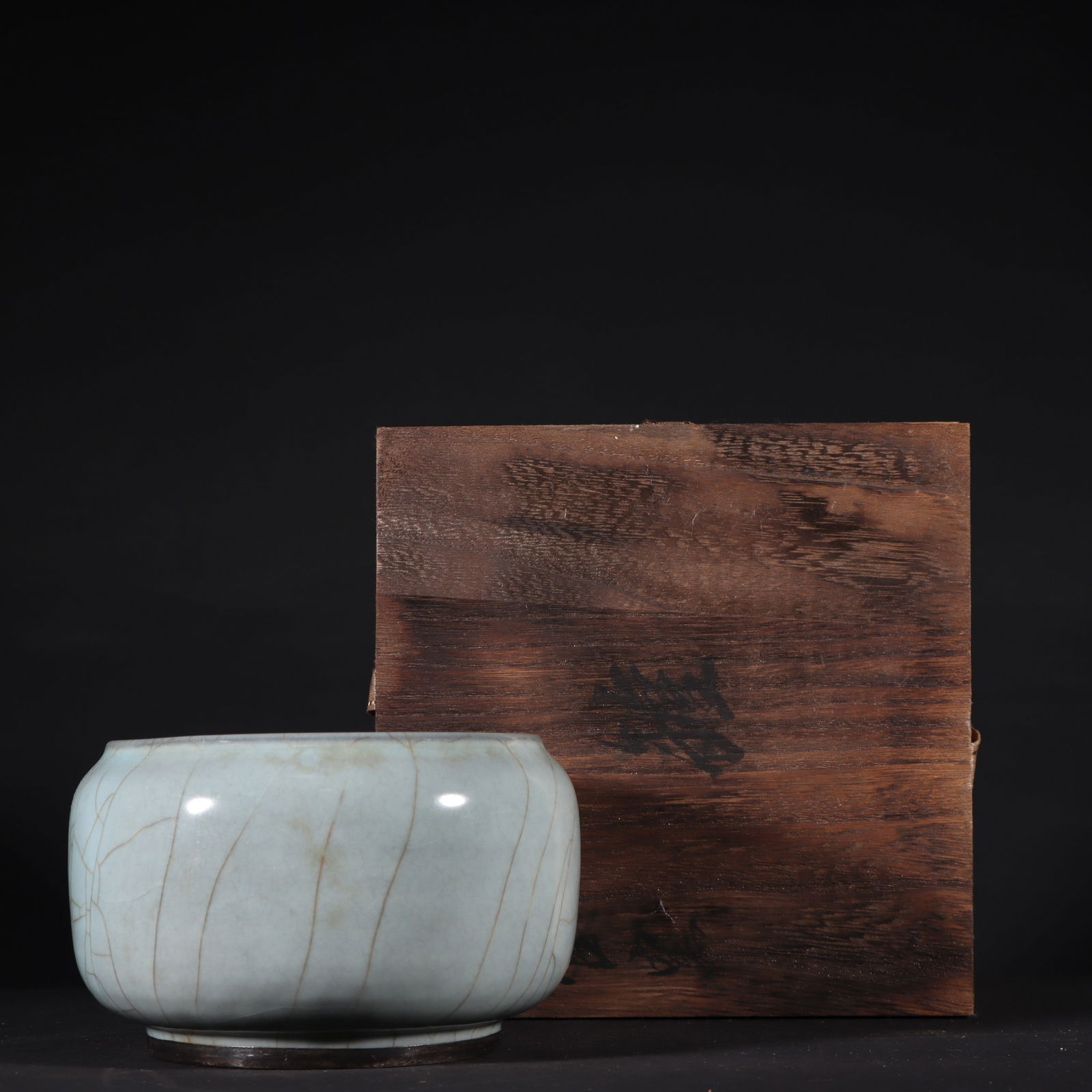 An Exquisite Guan yao Celadon Glazed Jar: An Exquisite Guan yao Celadon Glazed Jar Song Dynasty, China Size:3.1inx5.1in官窑青釉罐 中国宋代 Size:8cmx13cm