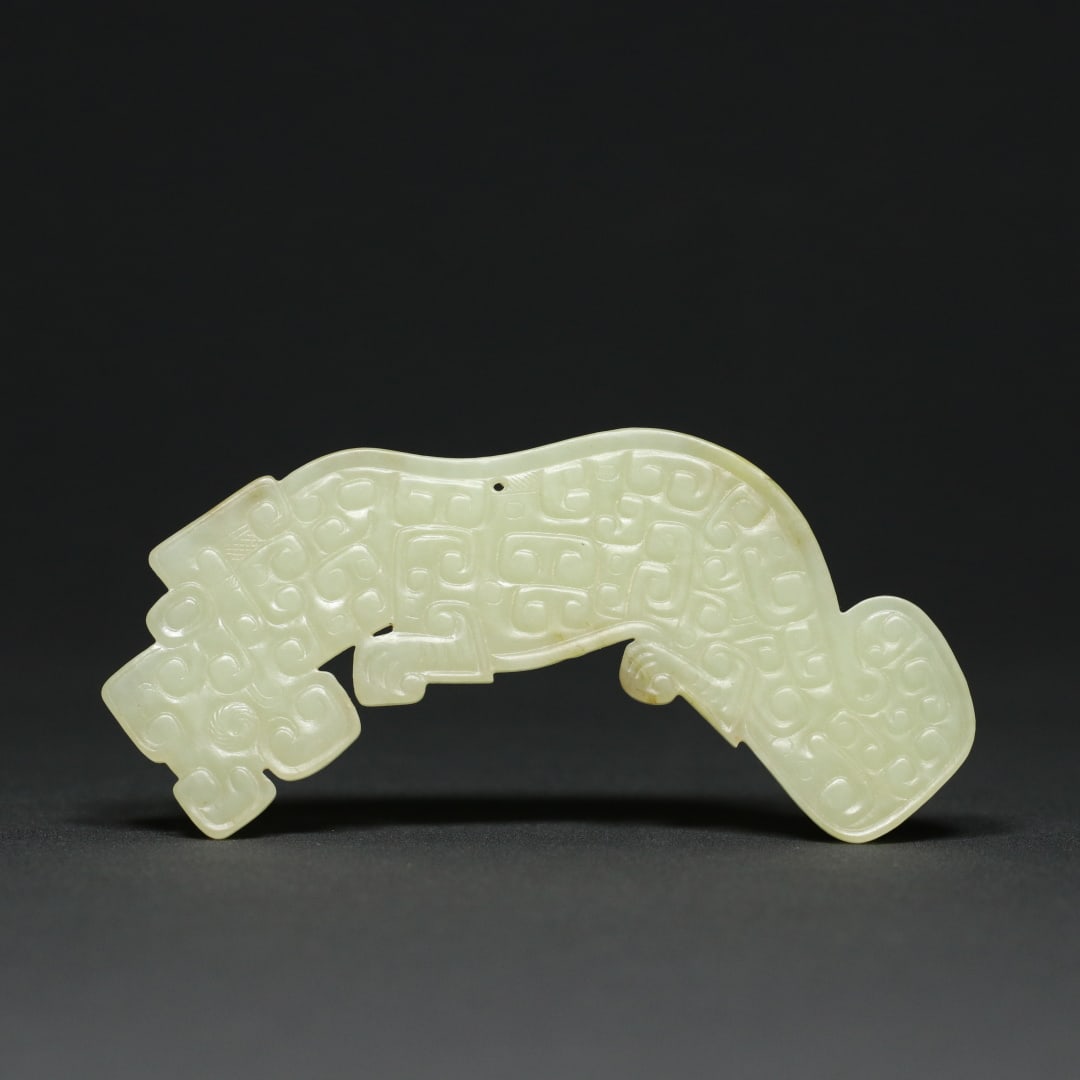 An Exquisite White Jade Dragon Pattern Pendant: An Exquisite White Jade Dragon Pattern Pendant Han Dynasty, China Size:4.4inx1.4inx0.2in Weight:45.6g白玉卷云龙纹玉虎挂件