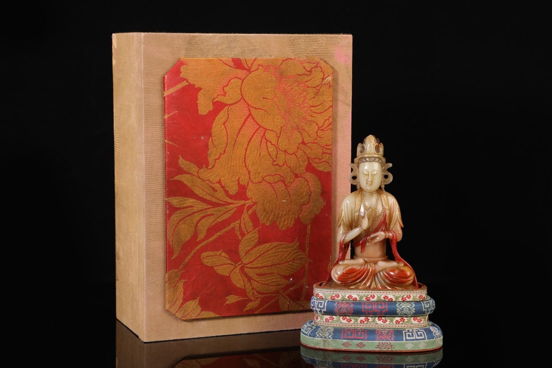 An Exquisite Shoushan Stone Statue of Avalokitesvara Ornament: An Exquisite Shoushan Stone Statue of Avalokitesvara Ornament Qing Dynasty, China Size:5.1inx3.3in Weight:306g寿山石观音摆件 中国清代