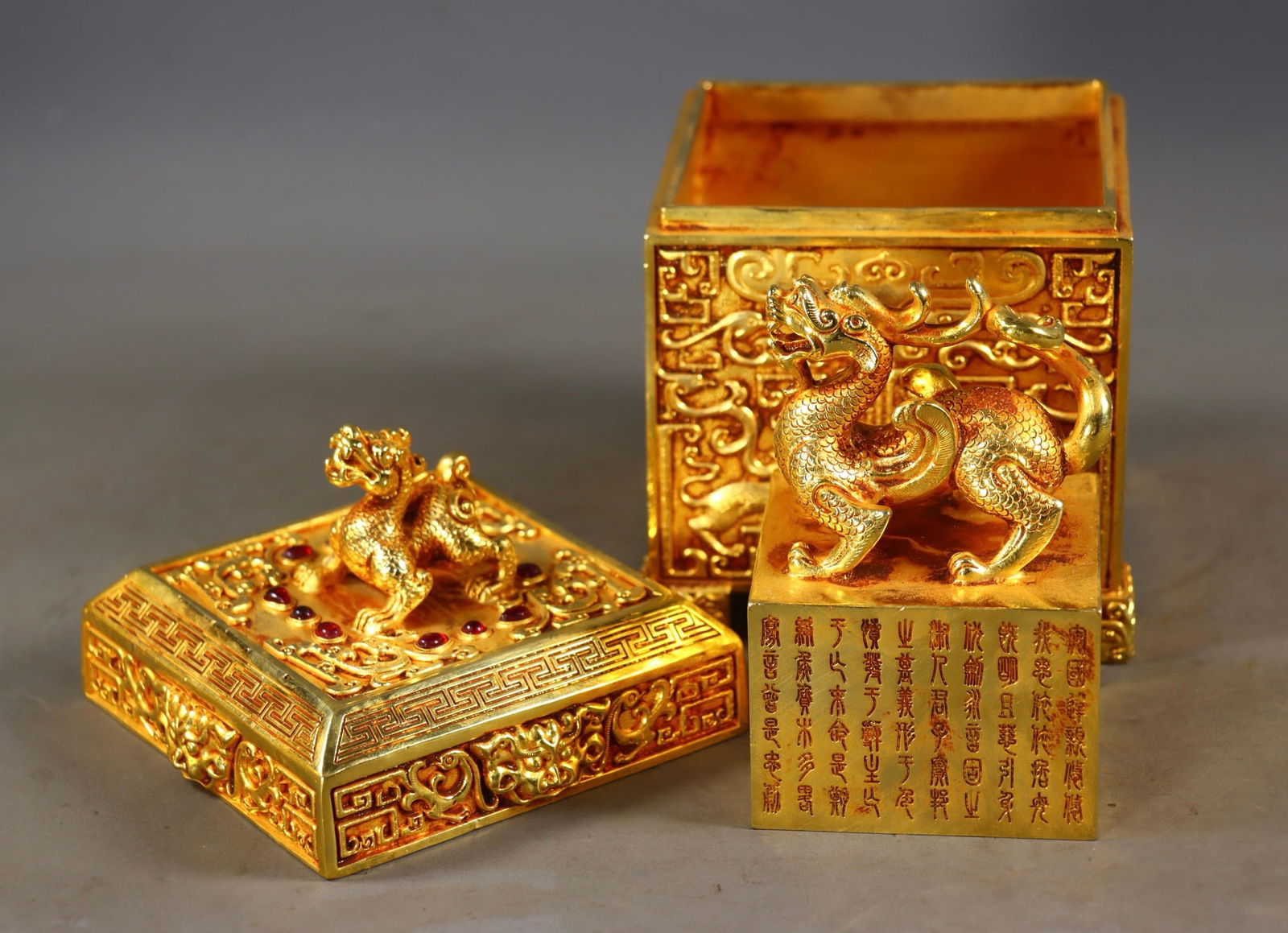 A Set of Fine Gilt Bronze Auspicious Beast Seal: A Set of Fine Gilt Bronze Auspicious Beast Seal Qing Dynasty, China Size:6.9inx4.3inx4.3in Size:4.3in2.8inx2.8in Weight:4193g铜鎏金印章一盒