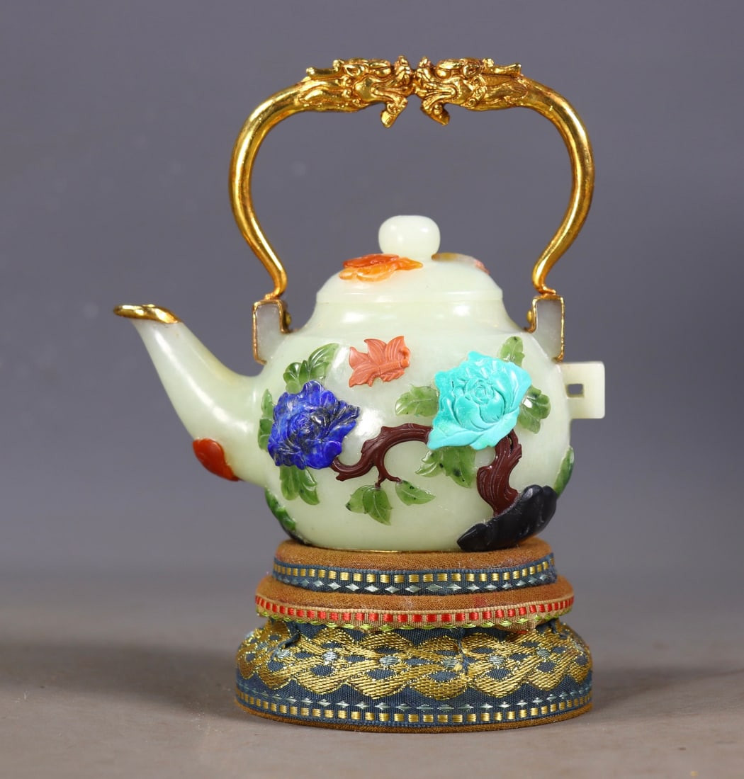 An Exquisite White Jade Cover with Gold Inlaid Gems Flower Pattern Ewer: An Exquisite White Jade Cover with Gold Inlaid Gems Flower Pattern Ewer Qing Dynasty, China Qianlong Four-character Mark Size:4.9inx4.5inx2.8in Weight:294g白玉八宝镶î