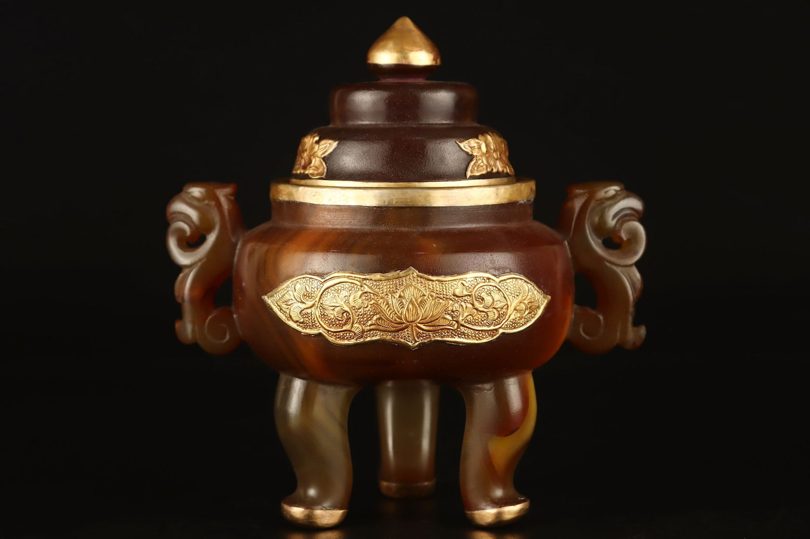An Exquisite Agate Painted Gold Flower Pattern Double-Ears and Tripod Censer: An Exquisite Agate Painted Gold Flower Pattern Double-Ears and Tripod Censer Qing Dynasty, China Size:5.9inx5.3inx3.9in Weight:514g玛瑙双耳香炉 中国