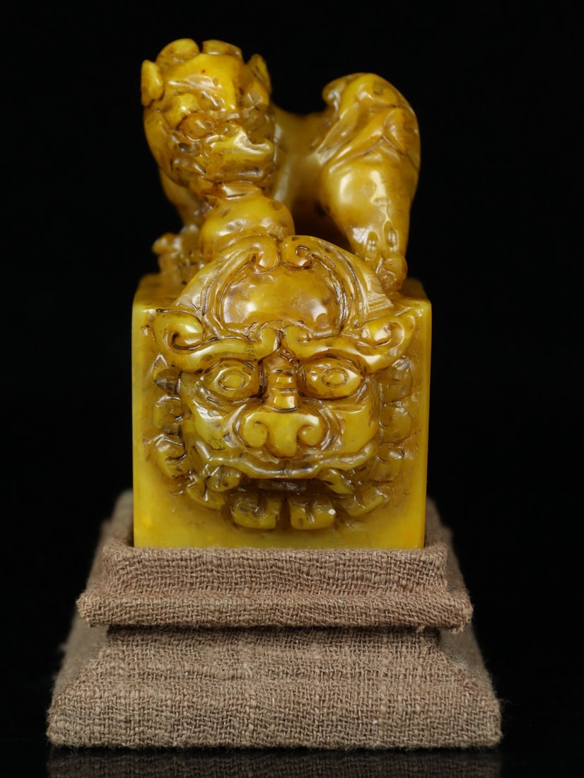 An Exquisite Tianhuang Stone Auspicious Beast Seal Ornament: An Exquisite Tianhuang Stone Auspicious Beast Seal Ornament Qing Dynasty, China Size:3inx2.1inx2in Weight:248g田黄石印章摆件 中国清代