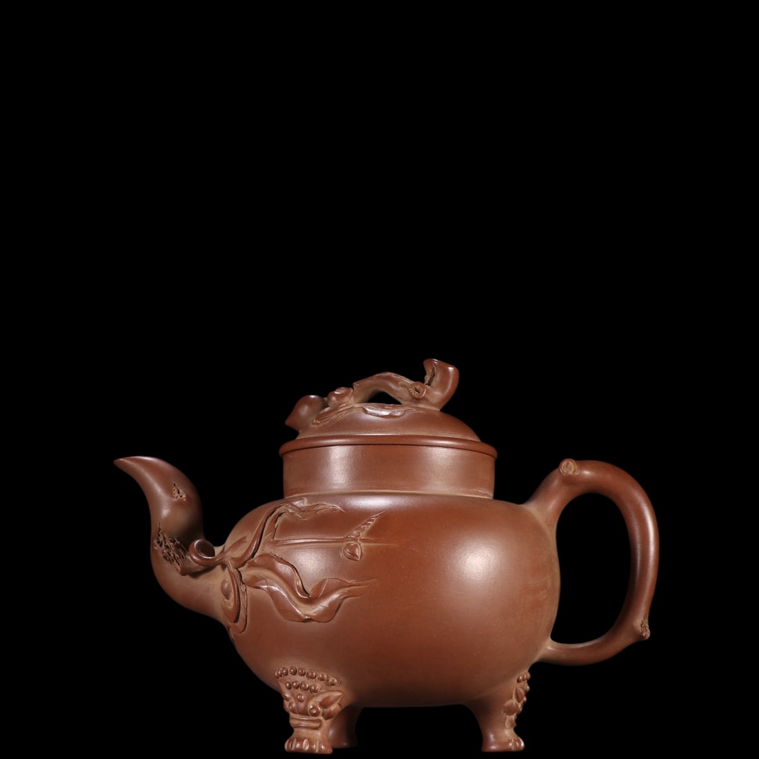 An Exquisite Purple Sands Flower and Fruit Pattern Teapot: An Exquisite Purple Sands Flower and Fruit Pattern Teapot Wang yin xian Size:5.1inx6.6in紫砂三足寿桃壶 汪寅仙 Size:13cmx16.7cm