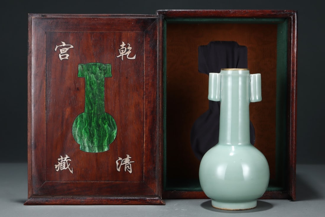An Exquisite Longquan yao Celadon Glazed Double-Ears Vase (1 of 9)